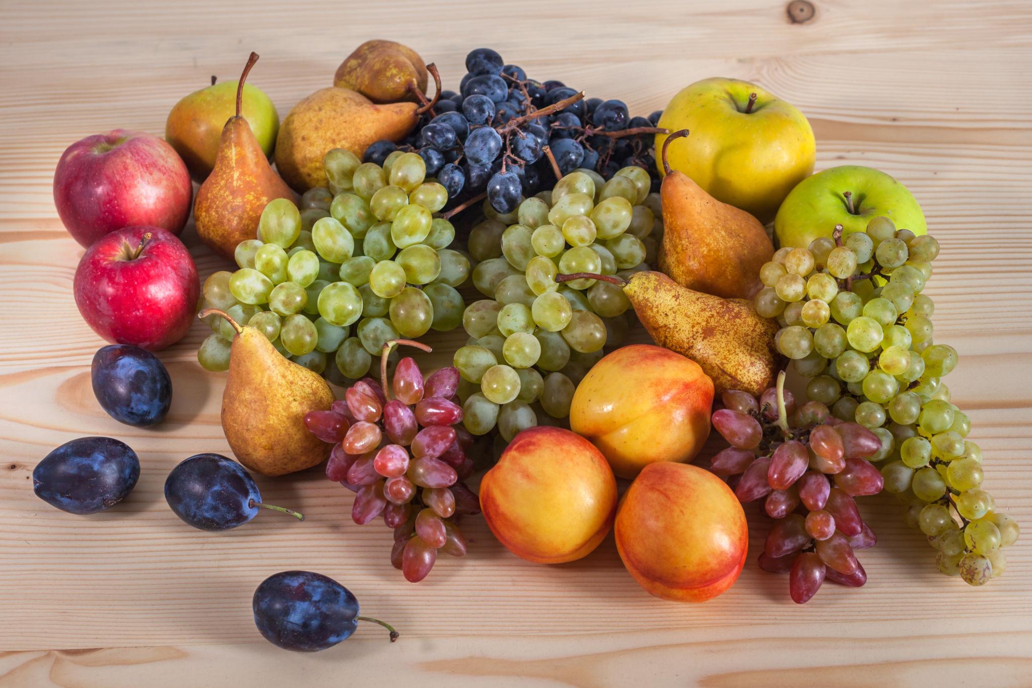 Fructe de toamnă: mere, pere, prune, struguri și gutui